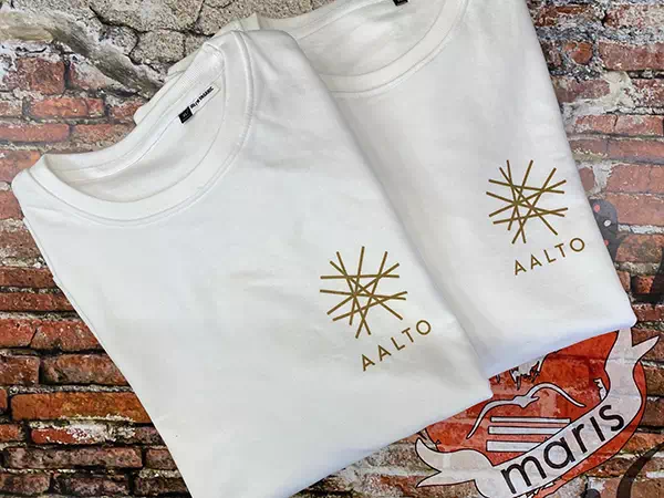 t-shirt con logo stampato digitale