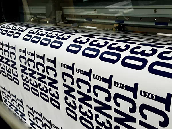 etichette prespaziate con logo