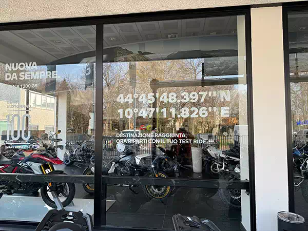 adesivi-prespaziati-per-negozi-e-vetrine